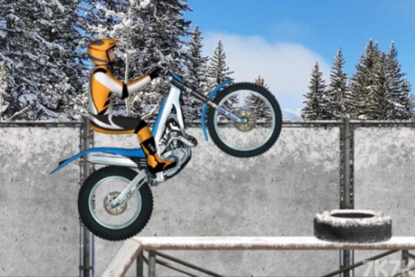 《冰上摩托车》游戏画面2
